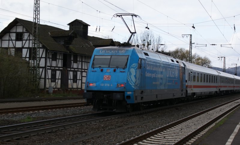 101 016 mit Unbekannten Intercity nach Stralsund in Kreiensen (13.4.2008)