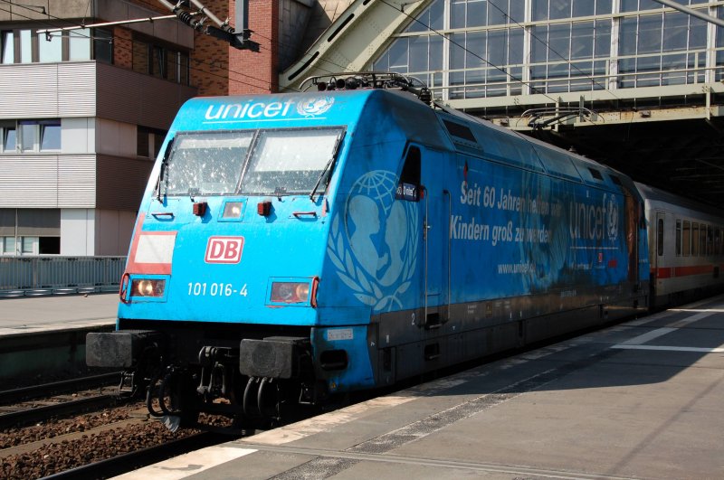 101 016 steht am 09.04.09 mit einem IC im Ostbahnhof. Danach ging die Fahrt in die Abstellgruppe.