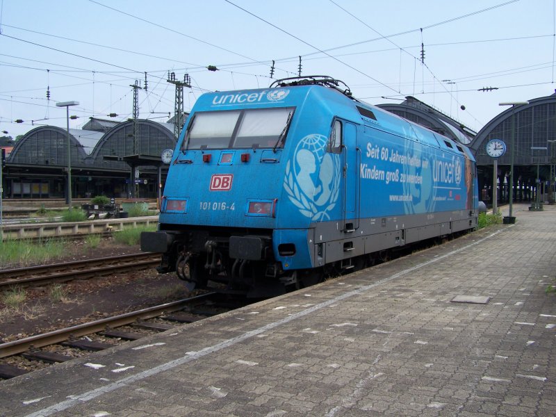 101 016 Unicef abgestellt in Karlsruhe Hbf am 09.06.2007. Sie war vor wenigen Minuten mit dem EC 66 aus Mnchen angekommen.