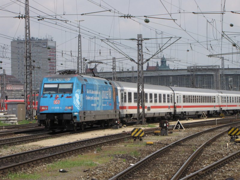 101 016  UNICEF  am 02.05.09 mit EC 114 und ca. +50