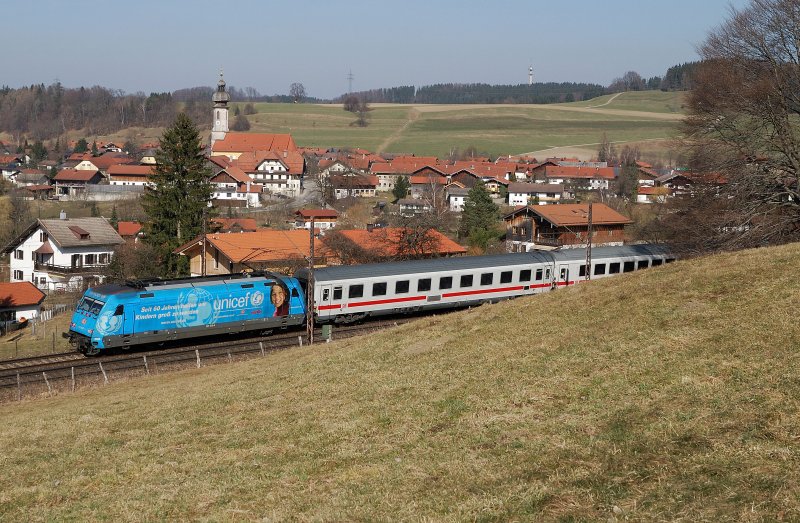 101 016 (Unicef) mit IC 2296 bei Vachendorf (25.02.2008)
