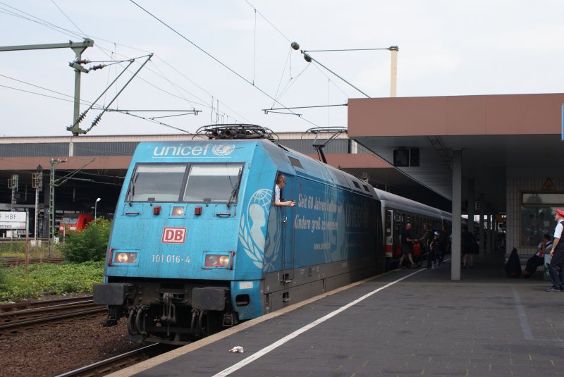 101 016 Unicef mit IC in Dsseldorf Hbf am 26.07.08