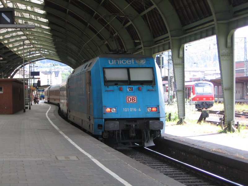 101 016  Unicef  schiebt am 22.06.2007 den IC 2048 von Leipzig nach Kln aus Hagen Hbf.