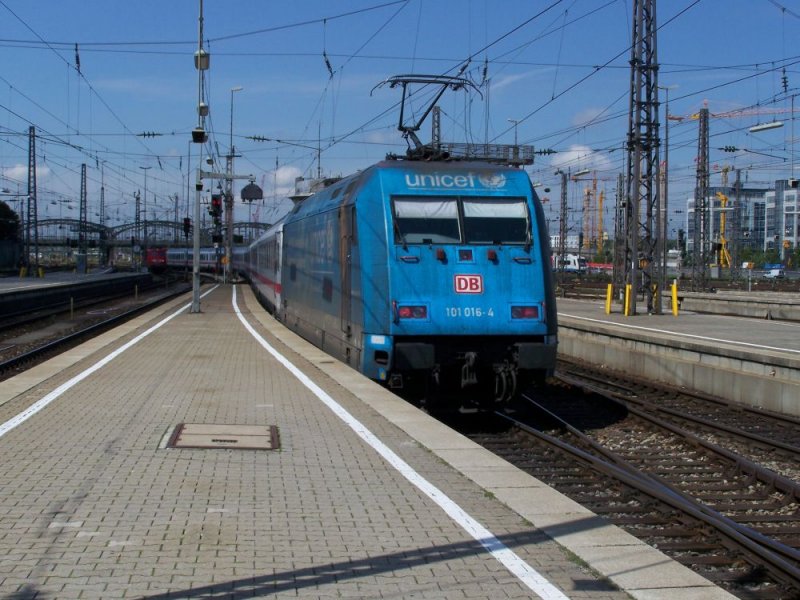 101 016 Unicef schiebt IC 2295 nach Salzburg aus Mnchen Hbf. Aufgenommen am 18.08.2007
