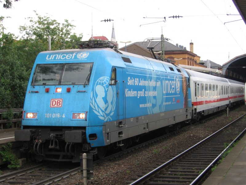101 016  Unicef  steht am 20.05.07 mit IC 119 von Innsbruck nach Dortmund in Bonn Hbf auf Gleis 1.