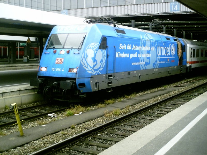 101 016 Unicef steht am 28.05.2007 mit IC 329 nach Garmisch-Partenkirchen abfahrtbereit in Mnchen Hbf.