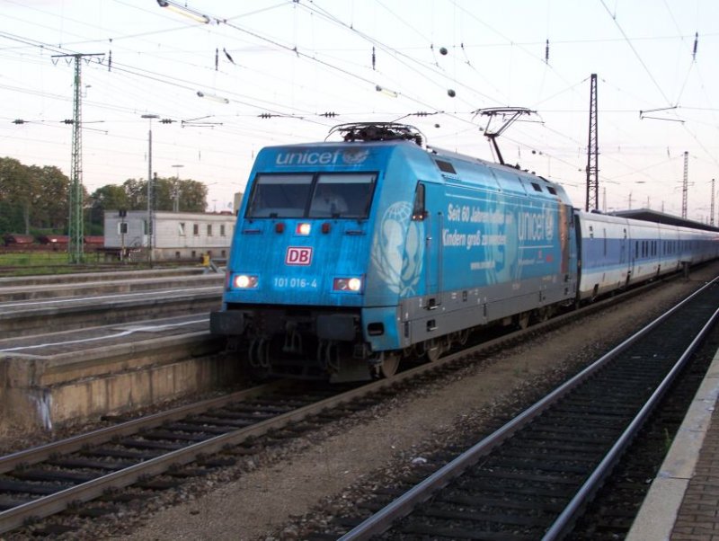 101 016 Unicef steht am Morgen des 23. Juli mit NZ 1401 nach Mnchen Ost abfahrtbereit in Augsburg Hbf.