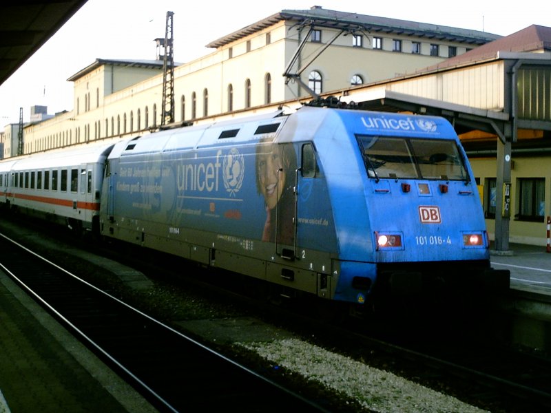 101 016 Unicef steht am 02.04.2007 mit IC 2290 nach Karlsruhe
abfahrtbreit in Augsburg Hbf. Man beachte wie  sauber  die Lok ist.