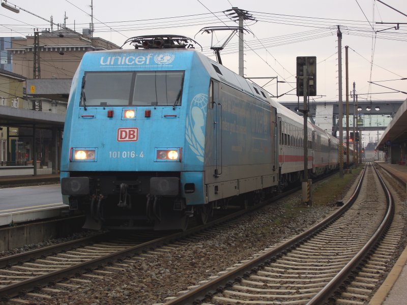 101 016  Unicef  steht frh am Morgen mit dem EN429 Spree-Donau-Kurier und mittelhohem Verschmutzungsgrad im Hbf Wels. Die Fahrt Berlin - Wien dauert ber 12 Stunden. [22.03.07, 06:46]