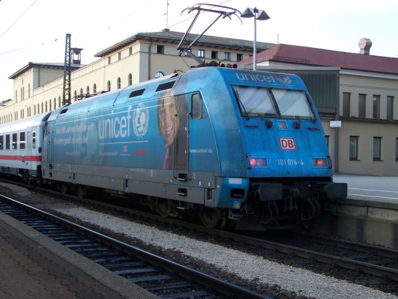 101 016 Unicef steht mit IC 2292 nach Saarbrcken abfahrtbereit in Augsburg. Aufnahme vom 18.08.2007