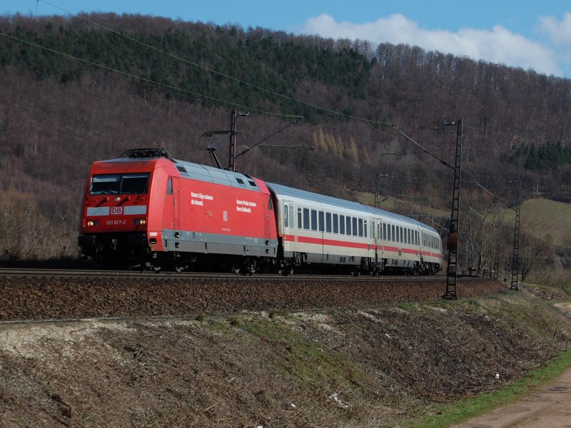 101 017-2 mit IC 2374 nach Hamburg-Altona, hat am 30.03.2009 gerade den Bf. Freden(Leine) passiert und strebt ihren nchsten Halt Alfeld entgegen.