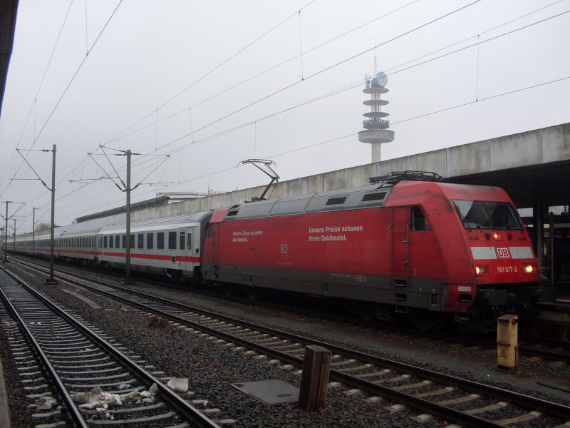 101-017-2 mit Werbung fr das neue Preisystem der Bahn am 21.02.2009 in Hannover HBF. Dieser Zug wurde ebenfalls in Hannover bereitgestellt musste aber 15 min auf das Zugpersonal warten