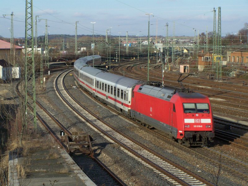 101 018-0 fuhr am 28.Januar 2008 mit dem IC 2069 von Karlsruhe Hbf nach Nrnberg Hbf. Hier bei der Ausfahrt des Bahnhofes Aalen.