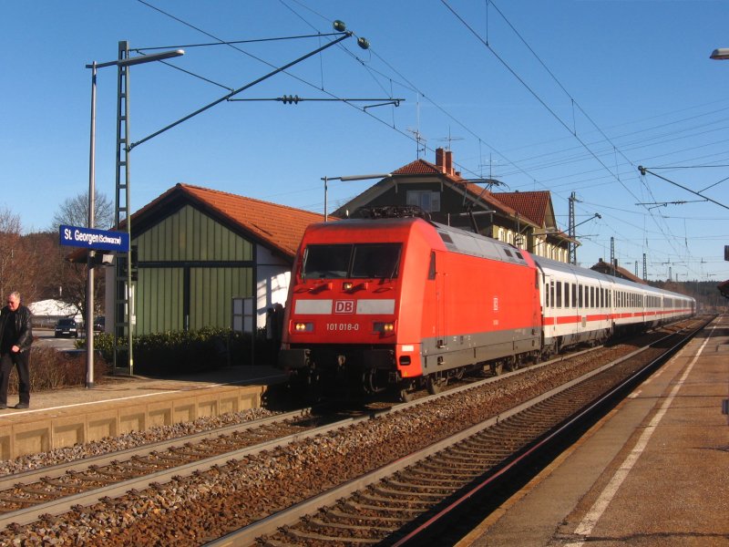 101 018-0 mit dem IC2370 bei der Einfahrt St.Georgen 9.2.08