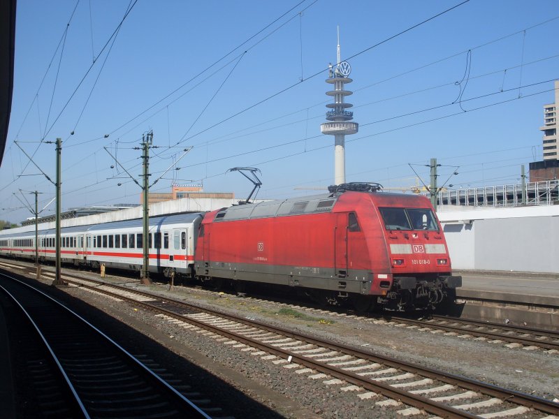 101 018 kam mit einem IC von Bad Bentheim nach Berlin in Hannover an 