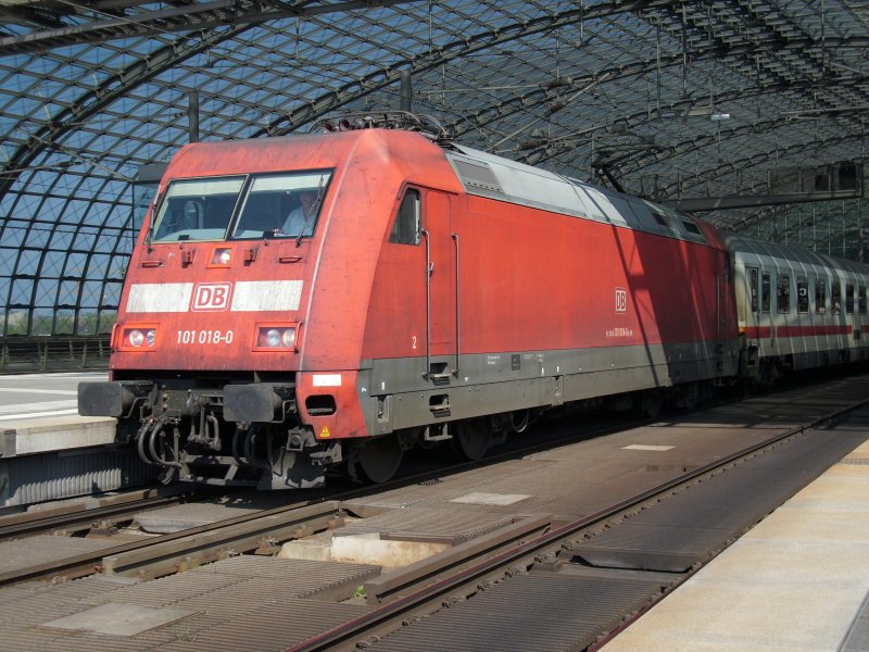 101 018 mit einem IC nach Bad Bentheim am 12.April 2009 im Berliner Hbf.