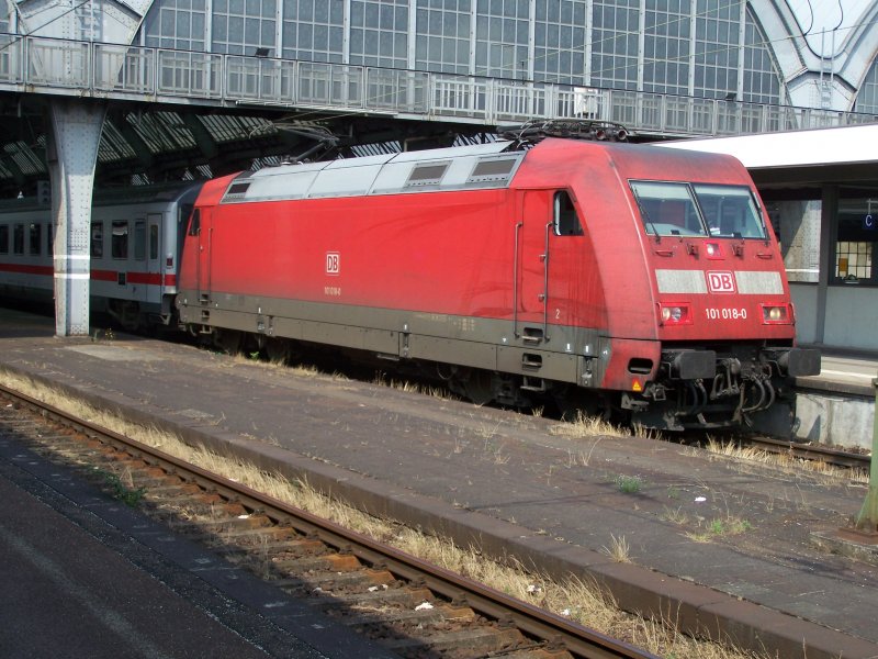 101 018 mit IC 2372 nach Hannover in Karlsruhe Hbf am 09.06.2007