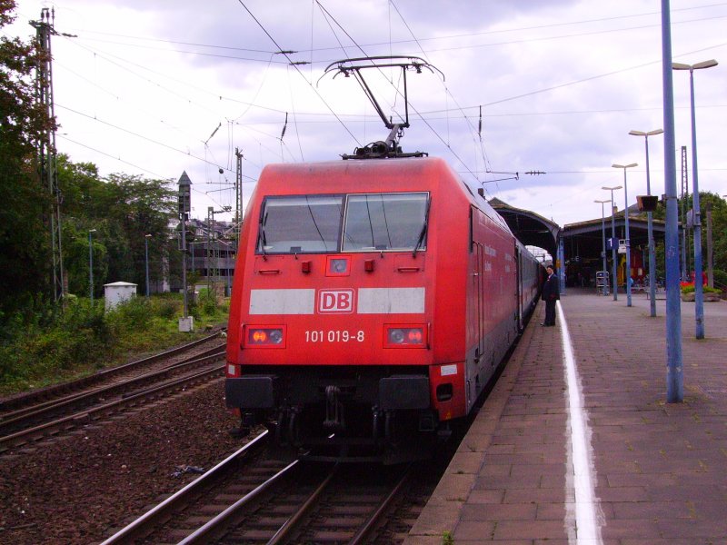 101 019-8 ist in Bonn angekommen und schiebt nach kurzem Aufenthalt den IC weiter in Richtung Hamburg-Altona. 02.09.07