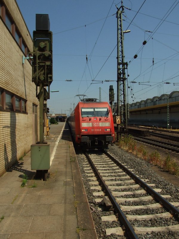 101 019-8 mit dem EC101 nach Chur steht zur Abfahrt bereit.Koblenz 10.6.08
