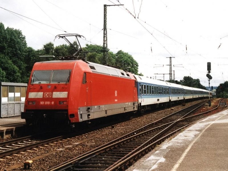 101 019-8 mit IR 2459 Dsseldorf-Weimar auf Bahnhof Warburg am 14-7-2001. Bild und scan: Date Jan de Vries.