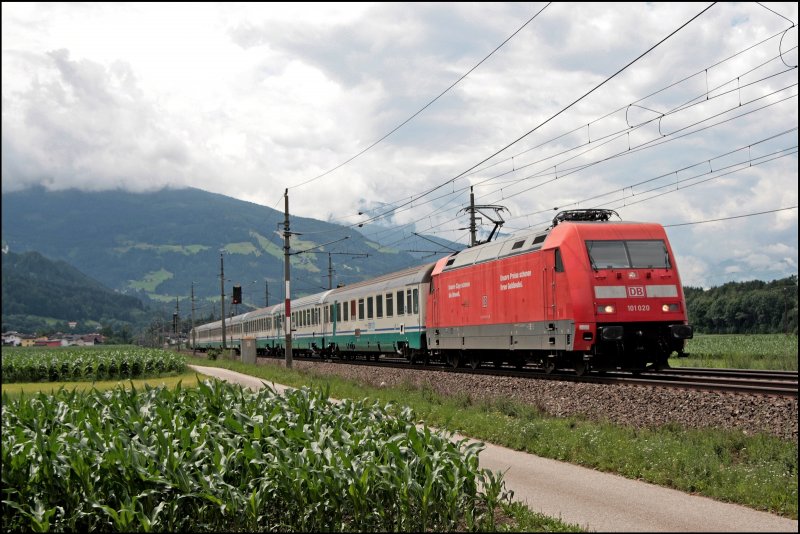 101 020 (9180 6 101 020-x D-DB) ist mit dem IC 88  Leonardo da Vinci , Milano Centrale - Mnchen Hbf, auf dem Weg in die Bayerische Landeshauptstadt. 
