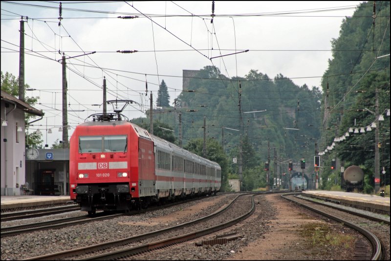 101 020 hat bei der letzten Revision die Kontrollziffer verloren und ist seitem ohne sie unterwegs. Am 08.07.2008 ist sie mit dem EC 81  Garda , M�nchen Hbf - Verona Porta Nuova, durch das Inntal unterwegs und wird in Brixlegg abgelichtet. (08.07.2008)
