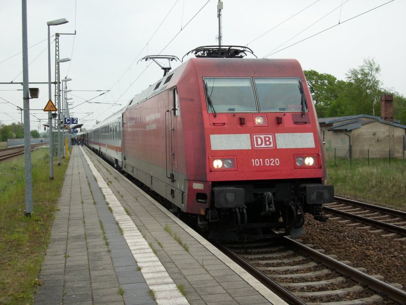 101 020 mit dem IC 2377 Binz-Karlsruhe am 08.Mai 2009 in Velgast.