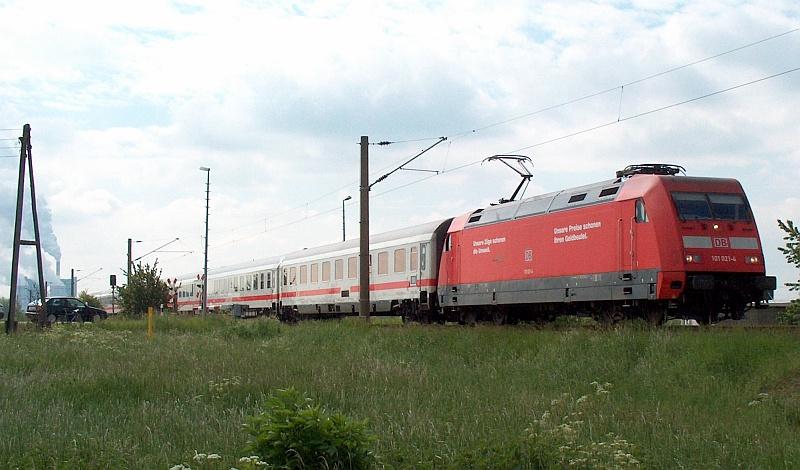 101 021-4 am 25.05.04 als Umleiter-IC auf der eingleisigen KBS 588.