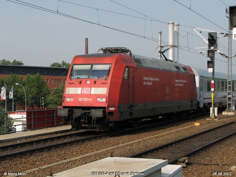 101 021-4 mit EC nach Krakow, gefahren wurde mit einer sensationelen Anzahl von 4 Wagen.