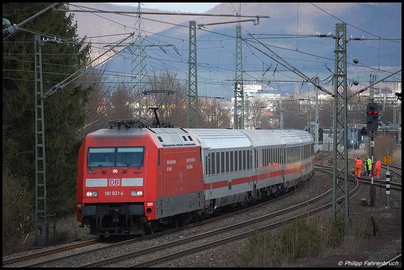 101 021-4 PEP bringt am 18.03.08 IC 2066 von Nrnberg Hbf nach Karlsruhe Hbf, aufgenommen kurz vor Passieren des ehemaligen Essinger Bahnhofs.