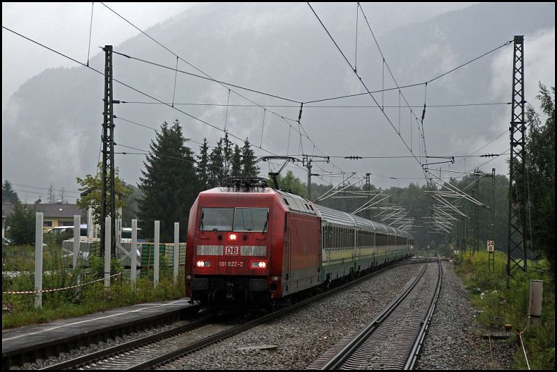 101 022 (9180 6101 022-2 D-DB) hat auch schon lange keine Waschanlage mehr gesehen. Am 04.08.2009 bespannt Sie den EC 85 „Michelangelo“, Mnchen Hbf – Rimini.