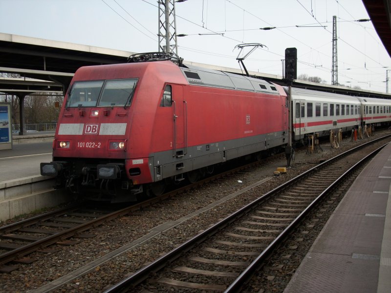 101 022 am 07.April 2009 mit dem IC 2379 Stralsund-Hannover in Stralsund.