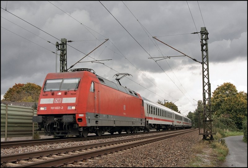 101 022 bringt bei Haltern am See den IC 434, Norddeich Mole - Luxembourg, nach Koblenz Hbf. Dort wird eine 181er den Zug bernehmen. (04.10.2008)