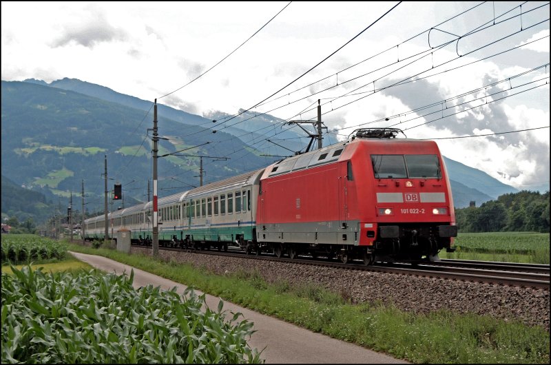 101 022 ist mit dem IC 82  Paganini  auf dem Rckweg nach Mnchen Hbf. (08.07.2008)
