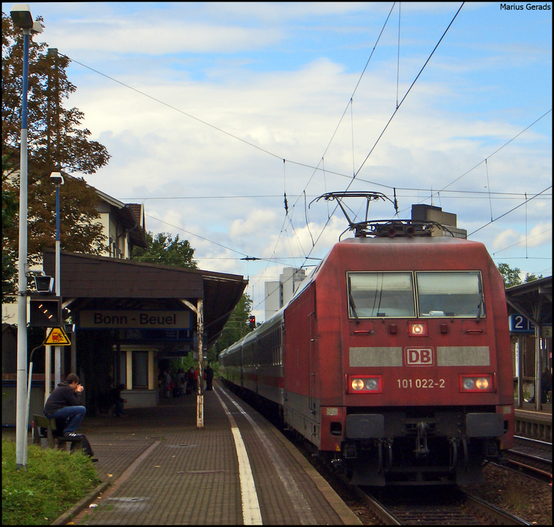 101 022 mit dem IC1913 bei der Einfahrt von Bonn-Beuel 19.7.2009