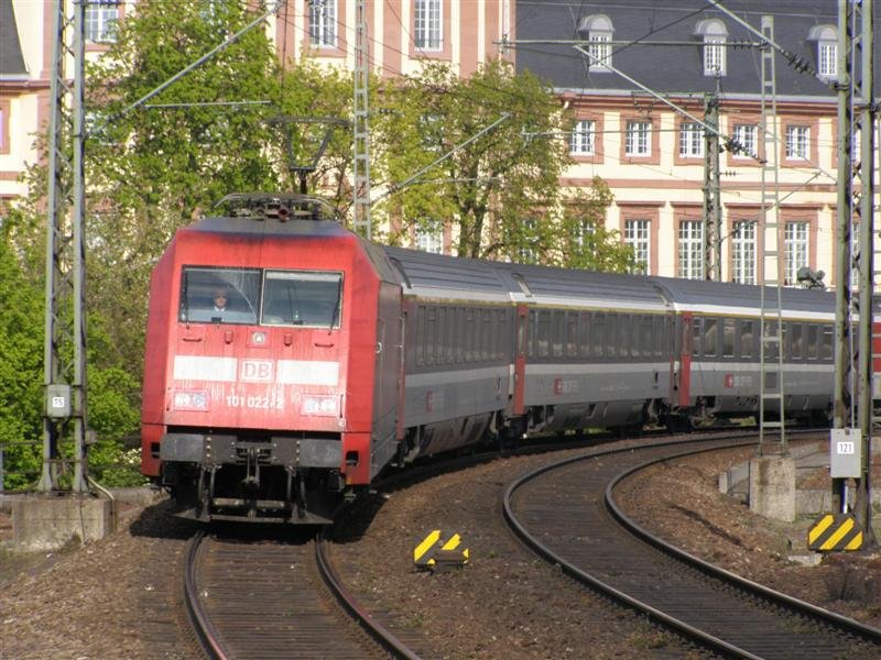 101 022 mit einem EC kurz vor der Rheinbrcke in Ludwigshafen.