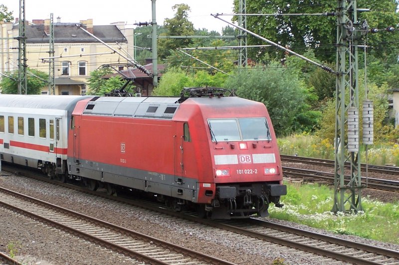 101 022 mit IC 2131 (Norddeich Mole-Cottbus), am 27.08.2007, bei der Ausfahrt aus Brandenburg Hbf.
