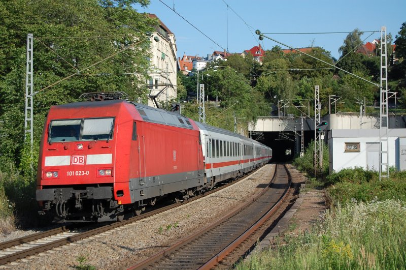 101 023-0 zieht am 26.07.07 einen InterCity durch den Bahnhof Stuttgart-Feuerbach.