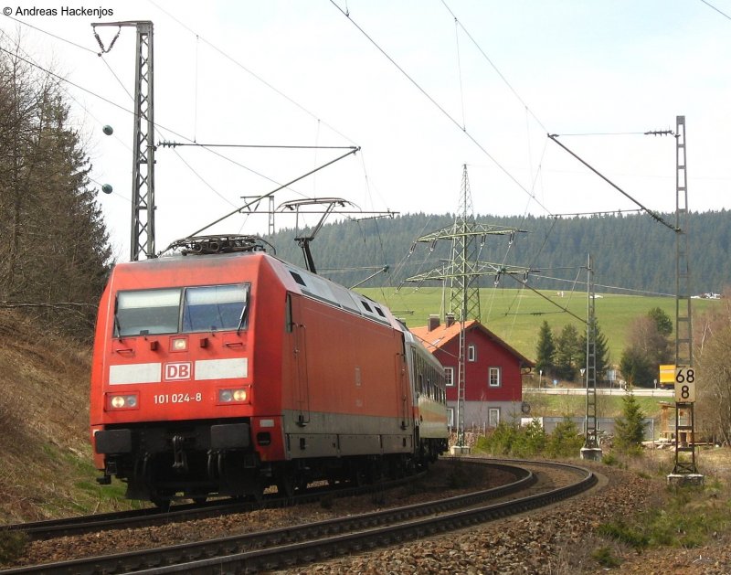 101 024-8 mit dem IC 2005 nach Konstanz am km 68,9 18.4.08