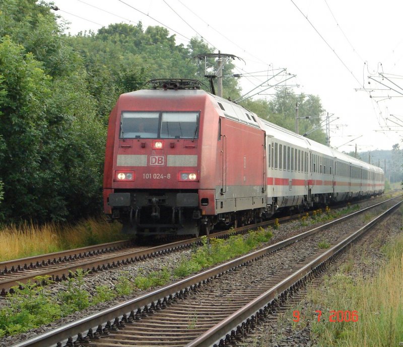 101 024-8 mit dem IC 2172 aus Heidelberg. Aufgenommen kurz vor Rostock am 9.7.06