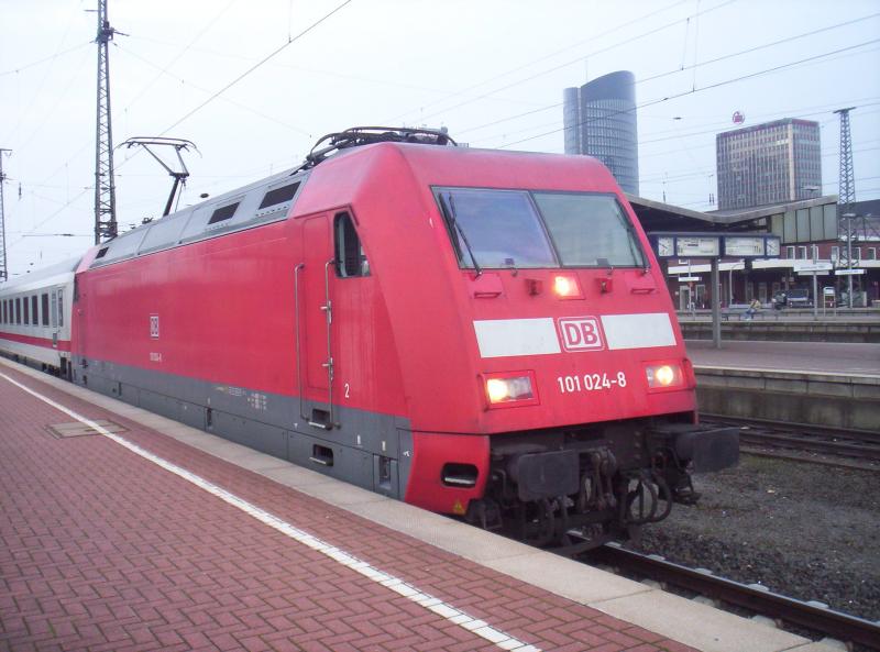 101 024-8 mit einem IC nach Stuttgart Hbf am 13.11.2005 in Dortmund Hbf.