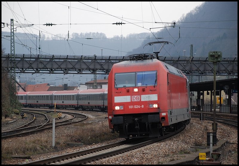 101 024-8 ist unterwegs mit EC 114 nach Dortmund Hbf. Die Lok zog den Zug bis Stuttgart Hbf, denn dort wurde (wie immer) die Lok gewechselt. Aufgenommen bei der Durchfahrt in Gesilingen/Steige. Mrz 2008.