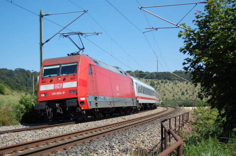101 024-8 zieht am 01.08.07 einen InterCity durch das Drfchen Urspring an der Filsbahn in Richtung Stuttgart.