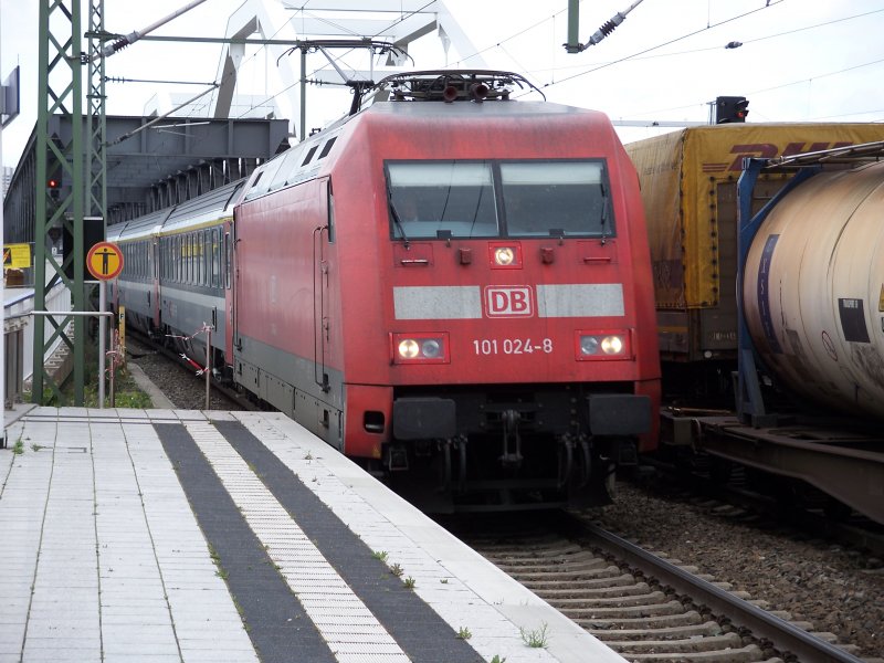 101 024 durchfhrt mit dem EC 6 nach Dortmund HBF den S-Bahhof Ludwigshafen Mitte.