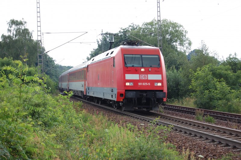 101 025-5 am 10.07.2007 mit EC Richtung Berlin unterwegs zwischen Elsterwerda und Hohenleipisch.