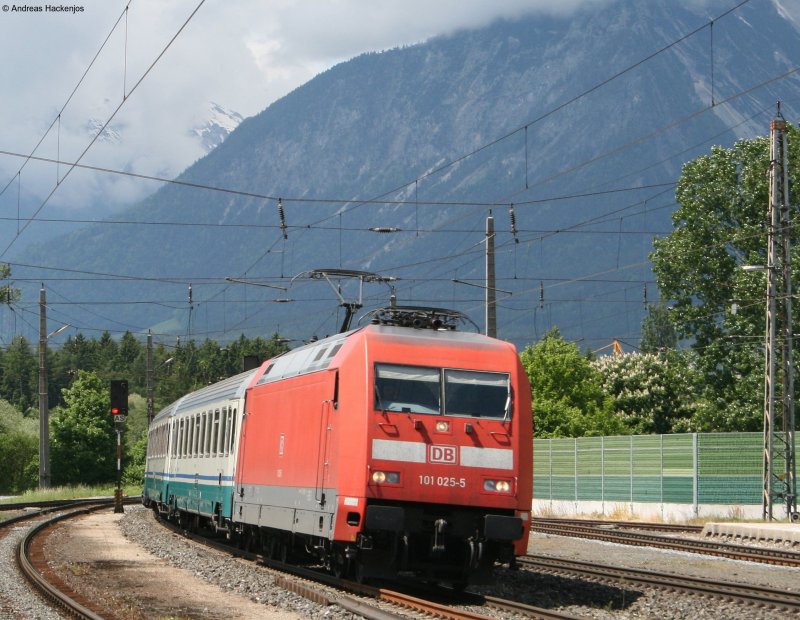 101 025-5 mit dem EC 87  Tiepolo  (München Hbf - Venezia S. Lucia) bei der Durchfahrt Brixlegg 23.5.08