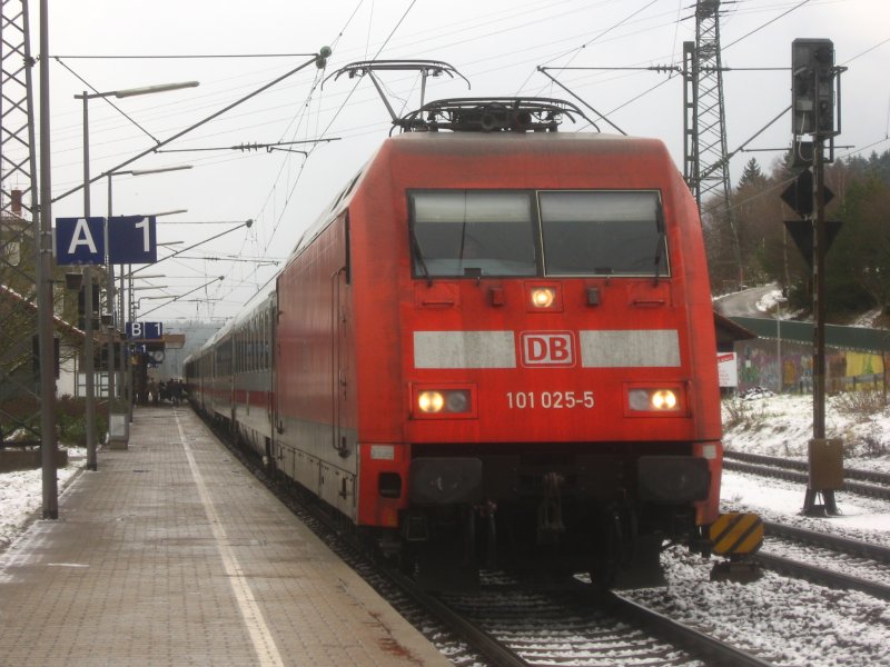 101 025-5 mit dem IC 2370 in St.Georgen 8.12.07.Ab Fahrplanwechsel heit es an Fr und So nun IC 2186