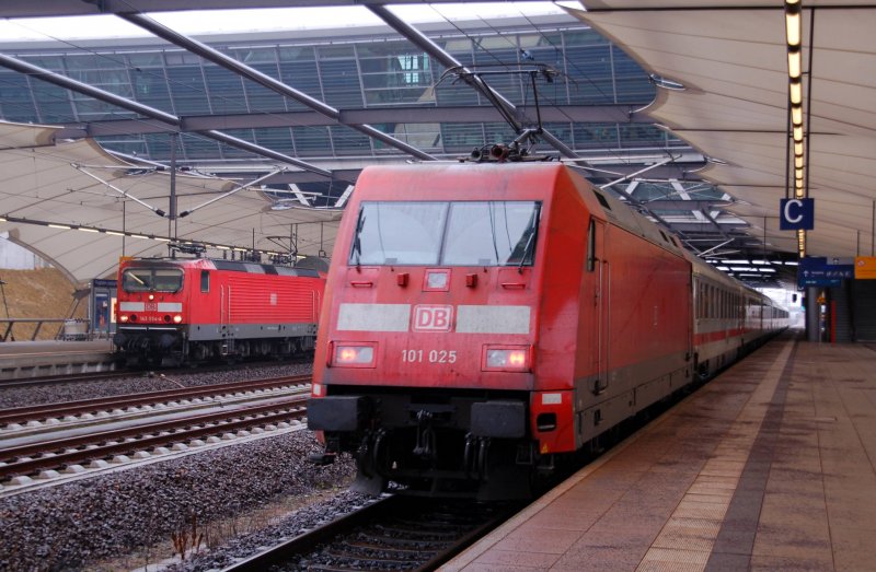101 025 ist am 22.02.09 mit dem IC 2142 in den Flughafenbahnhof Halle/Leipzig eingefahren. Links steht die RB nach Leipzig Hbf.