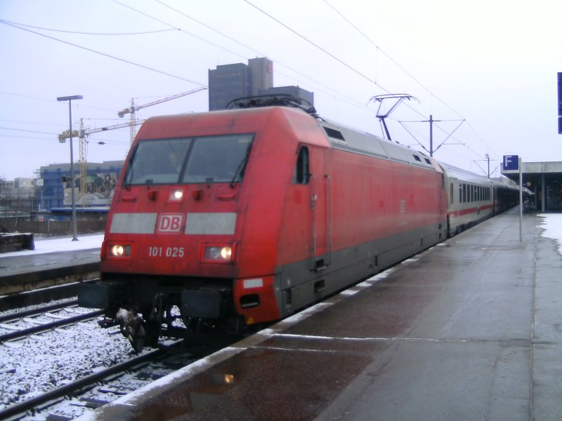 101-025 kam mit ihrem IC von Berlin nach Schiphol obwohl diese Lok zieht den Zug nur bis Bad Bentheim. Jezt noch ein Paar worte zum Vogel dieses Zuges Gott hab ihn selig 01.02.2009