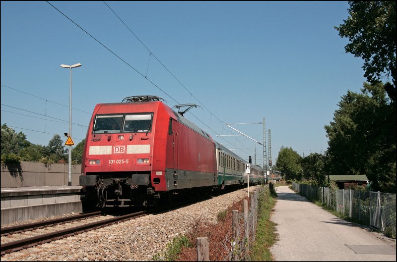 101 025 schleicht mit dem IC 85  MICHELANGELO , Mnchen Hbf - Rimini, auf Gleis 3 an den Schrbergrten vorbei in Richtung Brenner. 